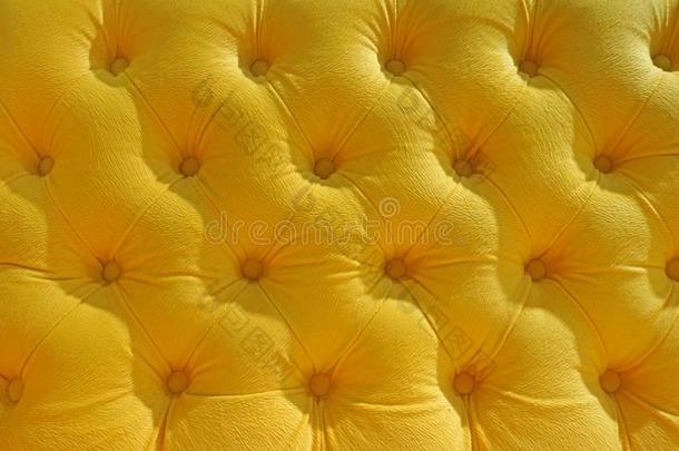 黄色的真正的皮沙发
