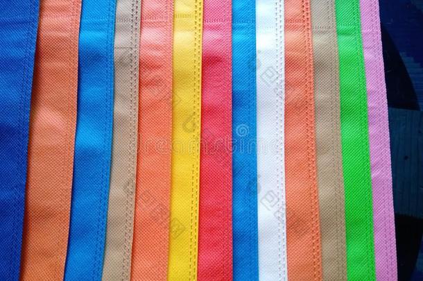不同的有色的层关于非有布纹的织物