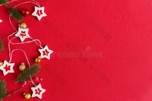 圣诞节装饰向红色的背景和复制品空间为文本