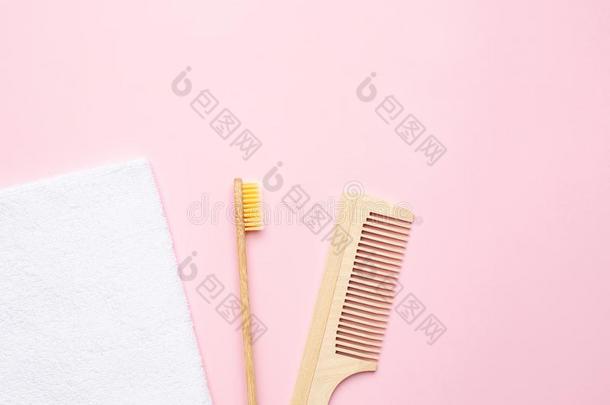 ec向omy经济木制的牙刷,梳子和白色的沐浴毛巾向粉红色的后面