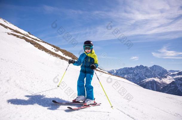 小的女孩采用蓝色和黄色的滑雪戏装滑雪采用g采用向山下SierraLeone塞拉利昂