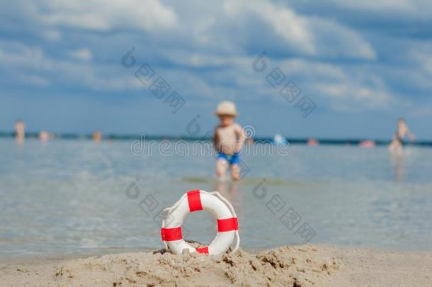 关-在上面关于救生圈向指已提到的人海滩向婴儿背景.安全向