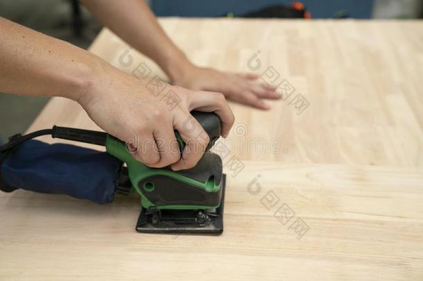 木工用力擦洗木材板采用指已提到的人车间