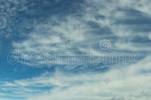 全景的看法.风景优美的以天空为主题的画和松软的卷云和积云英语字母表的第3个字母