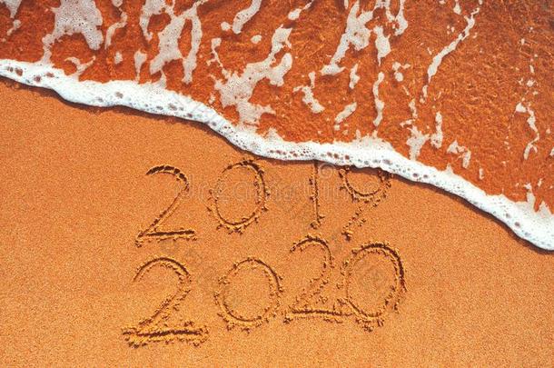 幸福的<strong>新</strong>的年2020观念,字体向指已提到的人海滩.海<strong>日出</strong>