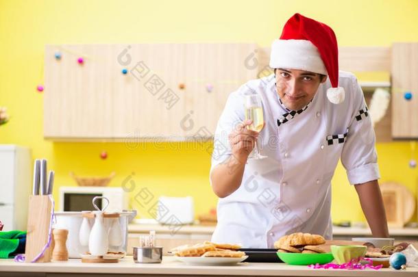 年幼的厨师丈夫工作的采用厨房在圣诞节前夕