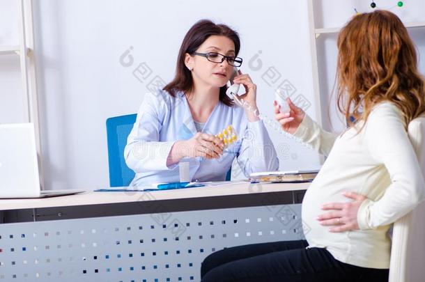 年幼的怀孕的女人拜访有阅历的医生<strong>妇科</strong>医生
