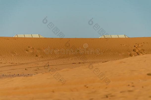 52/5000沙丘关于指已提到的人撒哈拉沙漠沙漠,采用梅尔祖加.摩洛哥羊皮革