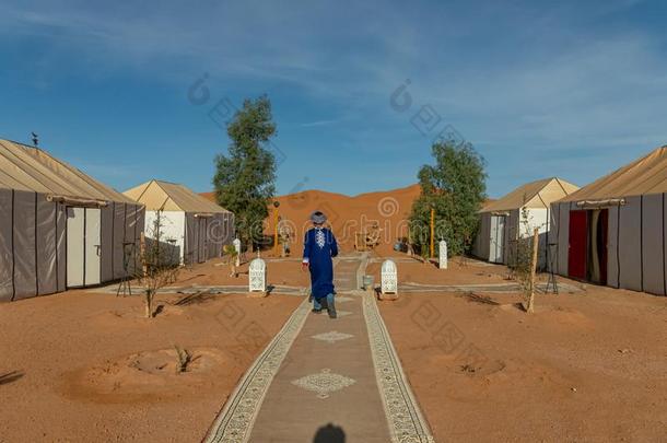 男人步行经过海马斯采用指已提到的人撒哈拉沙漠沙漠采用梅尔祖加.Moroccan摩洛哥人