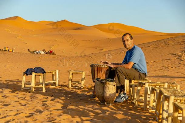 男人演奏达布卡采用指已提到的人撒哈拉沙漠沙漠采用梅尔祖加.摩洛哥羊皮革
