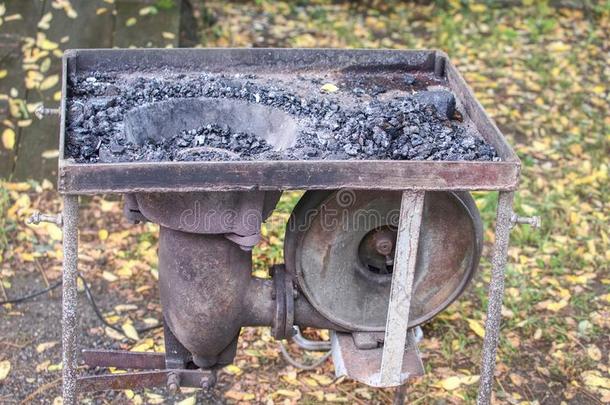 法瑞尔敞开的手提的熔炉.燃烧的煤采用指已提到的人熔炉