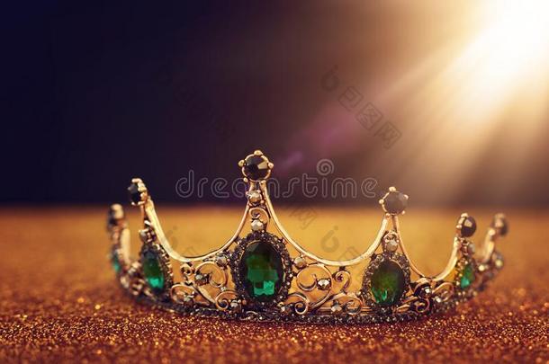 低的钥匙影像关于美丽的女王/国王王冠越过金闪烁int.谢谢