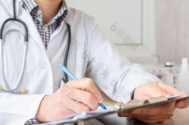 医学的专业的医生文字reverse倒退<strong>药方</strong>向有纸夹的笔记板