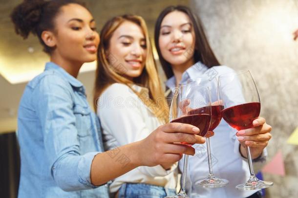 组关于朋友所有社交聚会在室内乐趣同时葡萄酒眼镜