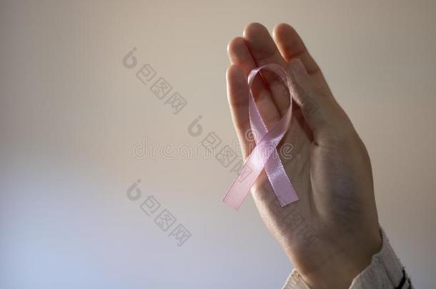 女人迷人的一粉红色的带采用致敬向Bre一stC一ncerP一tients