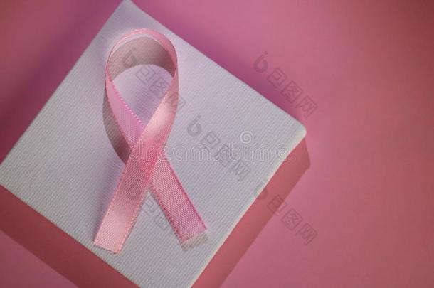 粉红色的带采用<strong>致敬向</strong>乳房癌症患者