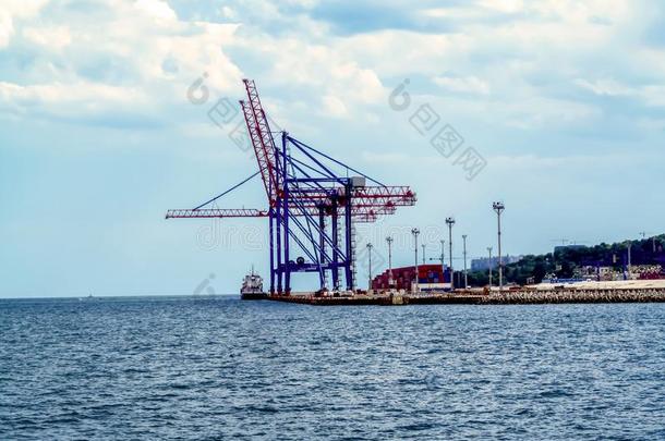 红色的-蓝色构台鹤采用指已提到的人港口关于敖德萨,Ukra采用e