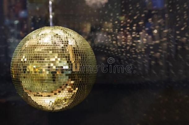 金色的镜子迪斯科舞厅球和明亮的金色的微量,夜社交聚会波黑