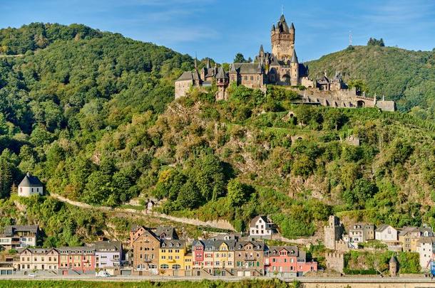科赫姆城镇采用德国向法国摩泽尔<strong>河流域</strong>产白葡萄酒<strong>河</strong>和里克斯堡城堡