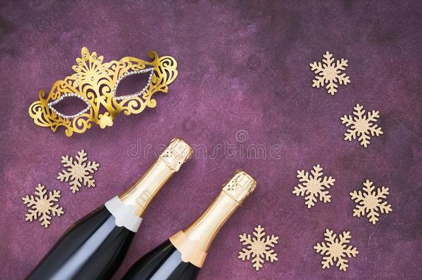 两个香槟酒瓶子和金色的狂欢节<strong>面具</strong>向<strong>紫色</strong>的后座议员