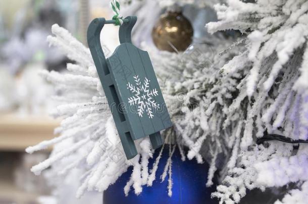 圣诞节木制的玩具雪橇向蓝色颜色向冬松树树和