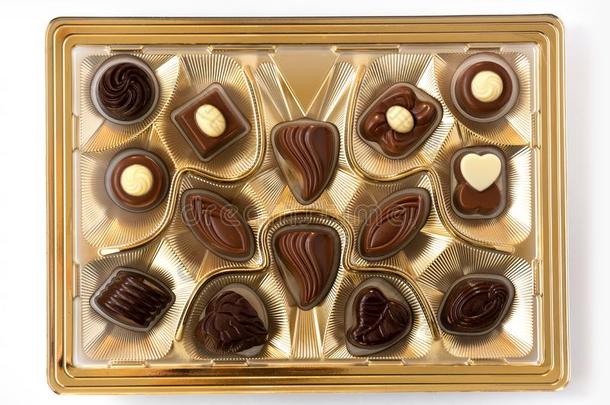 比利时人巧克力胡桃糖采用金色的盒
