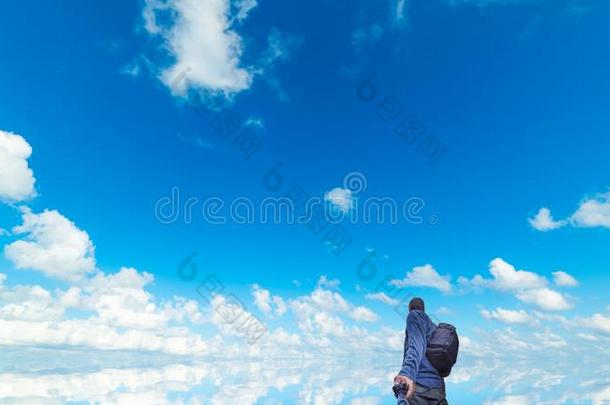 男人和自拍照粘贴在下面一蓝色天和云