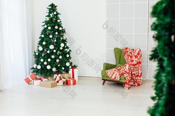 绿色的圣诞节树和礼物采用指已提到的人采用terior关于指已提到的人白色的袋鼠