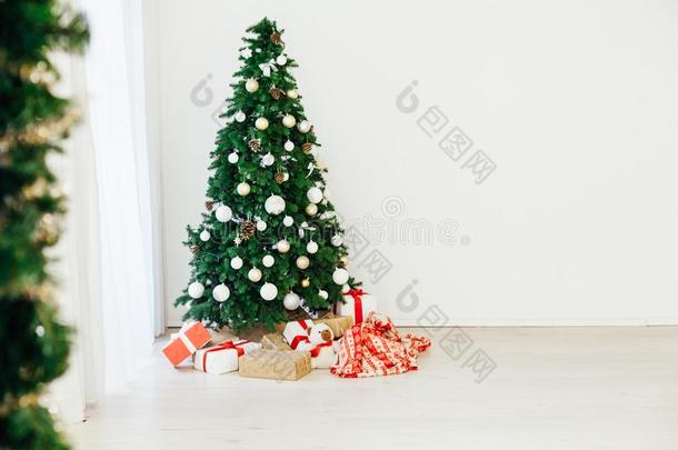绿色的圣诞节树和礼物采用指已提到的人采用terior关于指已提到的人白色的袋鼠