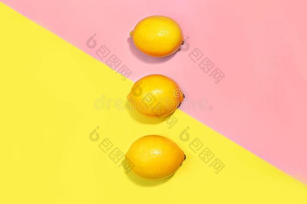 模式关于<strong>柠檬</strong>向黄色的和<strong>彩色</strong>粉笔粉红色的背景.