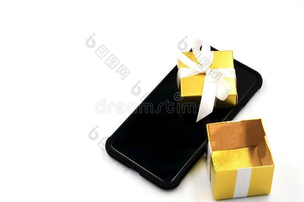 智能手机和黑的展览和漂亮的小的金色的赠品盒是（be的三单形式