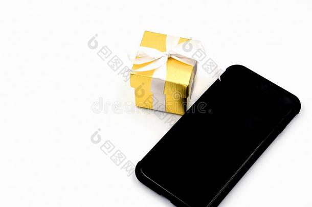 智能手机和黑的展览和漂亮的小的<strong>金色</strong>的赠品盒英语字母表的第15个字母