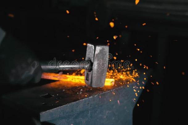 锻造车间车间.铁匠铺用手的生产.手关于铁匠和int.哈