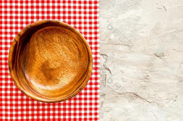 准备的为午餐-空的木制的碗特写镜头向灰色的后台