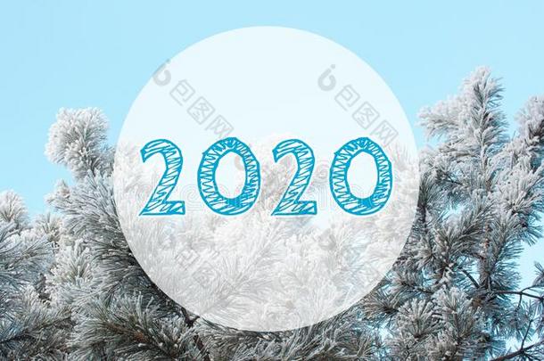 2020.幸福的新的年招呼风景向彩色粉笔天蓝色颜色