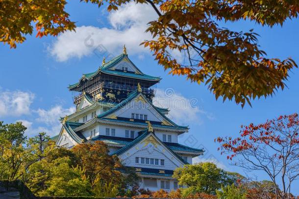 大阪城堡公园采用黑色亮漆采用秋