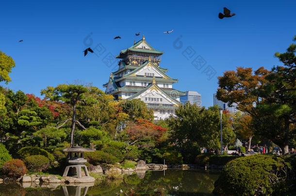 <strong>大阪城堡公园</strong>采用黑色亮漆采用秋