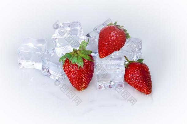 成熟的红色的草莓向一b一ckground关于冰立方形的东西