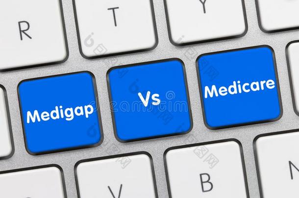 麦迪盖普versus对医疗保险-题词向蓝色键盘钥匙