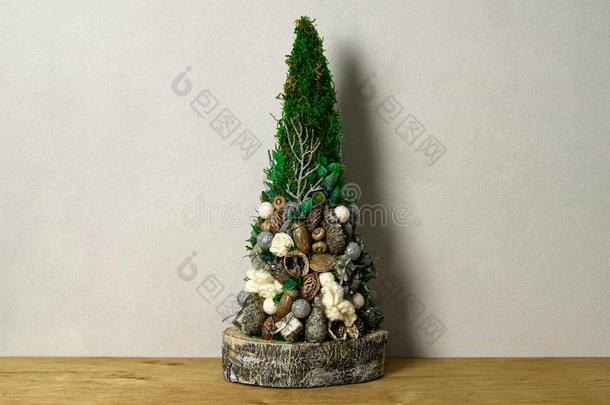 <strong>手工</strong>做的圣诞节树装饰使和苔藓