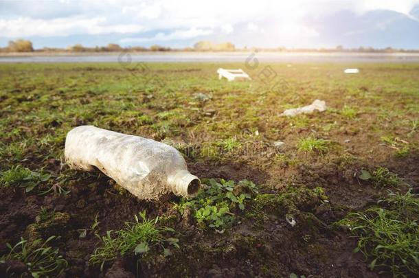 生态的环境的问题,空的用过的塑料制品瓶子和