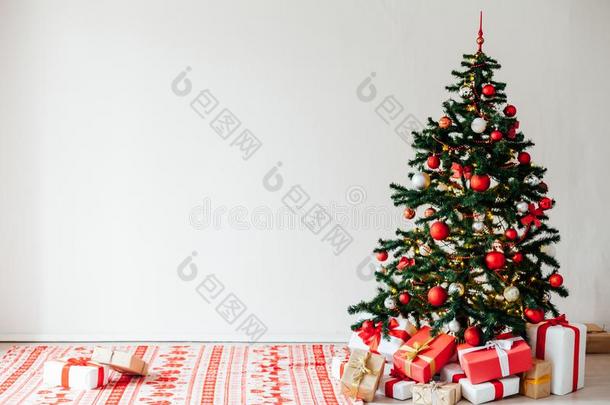 圣诞节树和红色的礼物布<strong>置家</strong>为新的年明信片一
