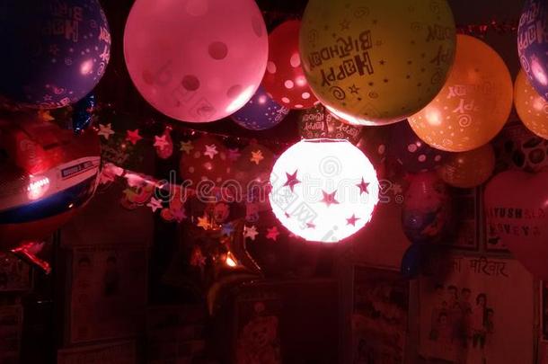 美丽的傍晚粉红色的天五颜六色的气球向生日夜