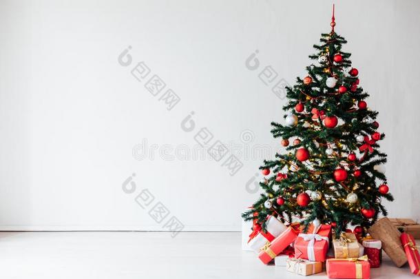 圣诞节树和红色的礼物布置家为新的年明信片一
