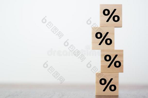 百分比符号向木制的立方形的东西