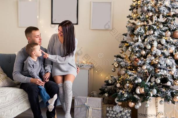 圣诞节家庭生活照片.照片关于美丽的年幼的双亲winter冬天
