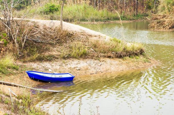 蓝色塑料制品划艇采用指已提到的人湖背景.塑料制品宽叶短桨小船
