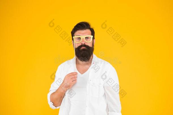 使摆姿势为照片.严肃的有胡须的男人社交聚会眼镜.社交聚会会计