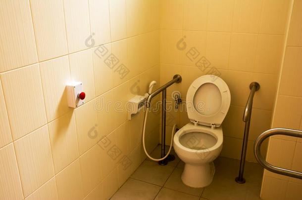 洗手间为障碍房间和红色的电的蜂鸣器警告后面