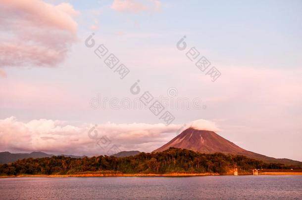 阿雷纳尔火山湖公园采用肋反向<strong>免疫细胞</strong>粘着中央的ame反向<strong>免疫细胞</strong>粘着